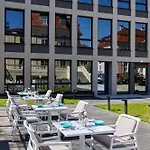 Liberte 33 Отель Познань