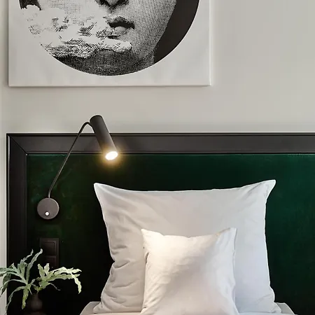 Liberte 33 Отель Познань